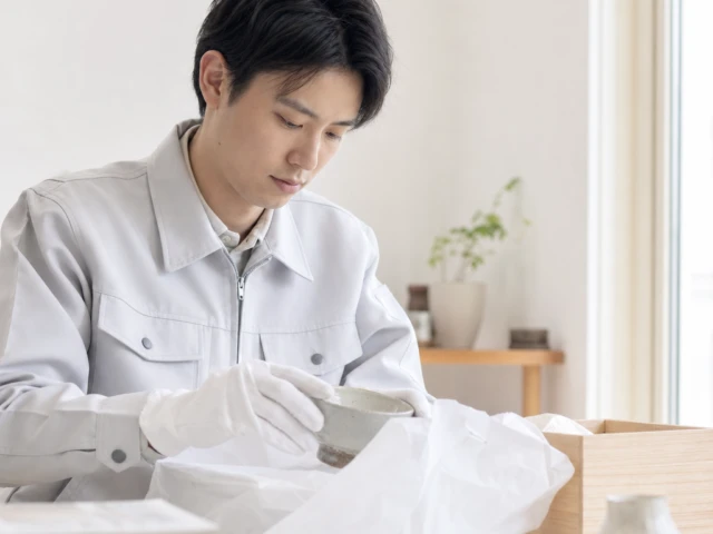 大切な品を丁寧に扱う遺品整理の作業風景
