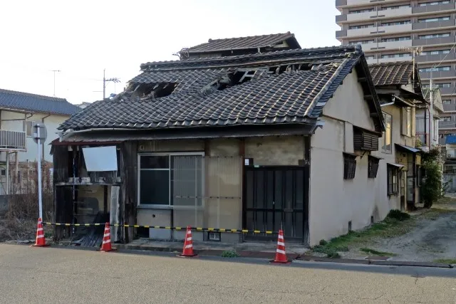 老朽化した空き家の解体前の外観