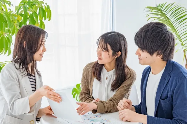 空き家相談の打ち合わせをする男女3人のイメージ