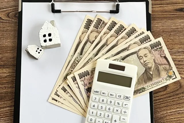 空き家売却の費用と税金を計算する電卓と現金