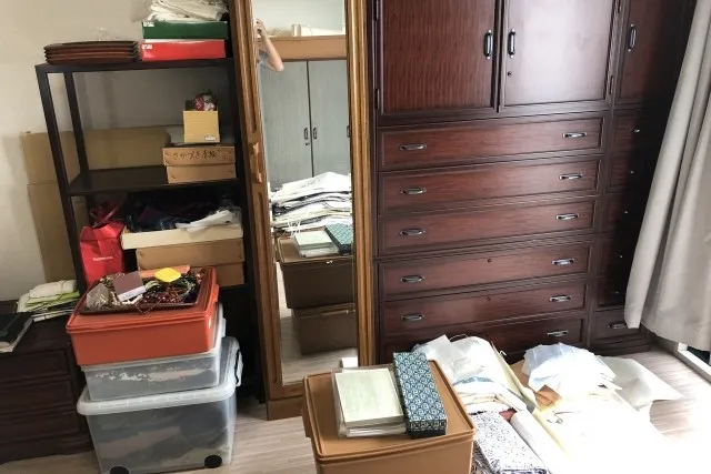 空き家整理で遺品整理や不用品回収が必要な片付け中の部屋