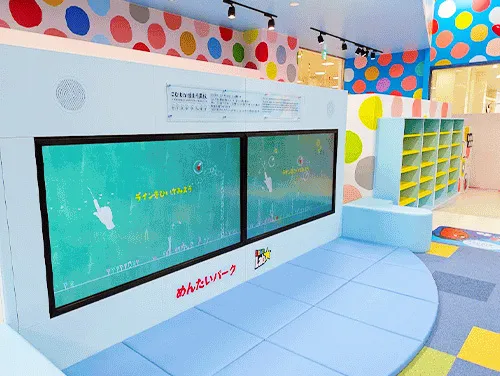 めんたいパークのつぶつぶランドで遊べる子ども用ボルダリングの壁