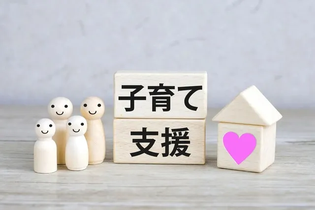 子育て支援の福分けをイメージした木製置物と家のイラスト