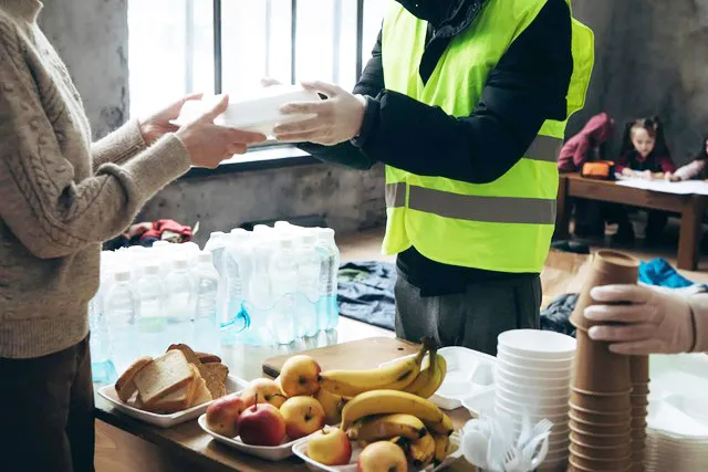 子育て世帯向けのお福分けで食料品が配布されている様子