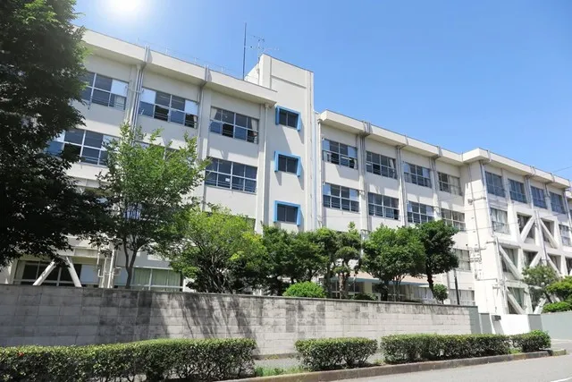 常滑市立の小学校校舎前の風景、海外交流の取り組み紹介