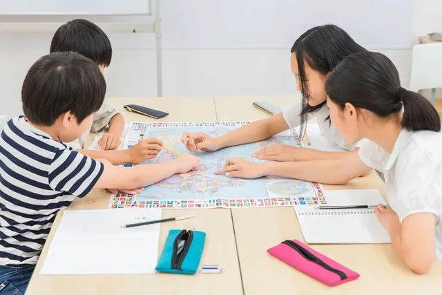 小学校の授業でみんなで学ぶ児童の様子