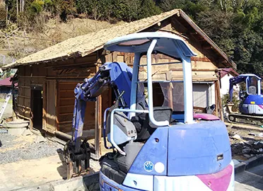 空き家の解体作業中の現場での不用品回収風景
