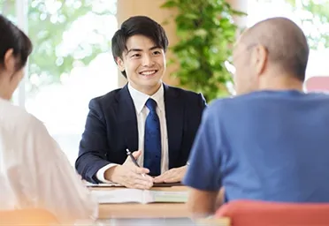 空き家相談を行うスタッフと相談者