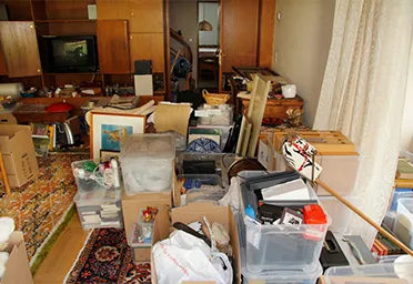 遺品整理のために仕分けされた室内の不用品や荷物